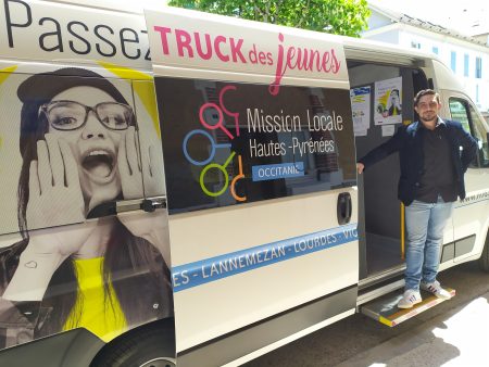 Rencontre avec la mission locale des Hautes-Pyrénées à bord du Truck des jeunes