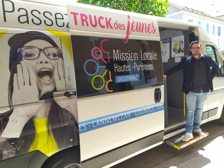Rencontre avec la mission locale des Hautes-Pyrénées à bord du Truck des jeunes