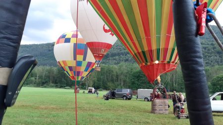 Prenez de la hauteur et des sensations fortes à bord d'une des nacelles de mongolfière qui ont pris l'assault du ciel du Val d'Azun