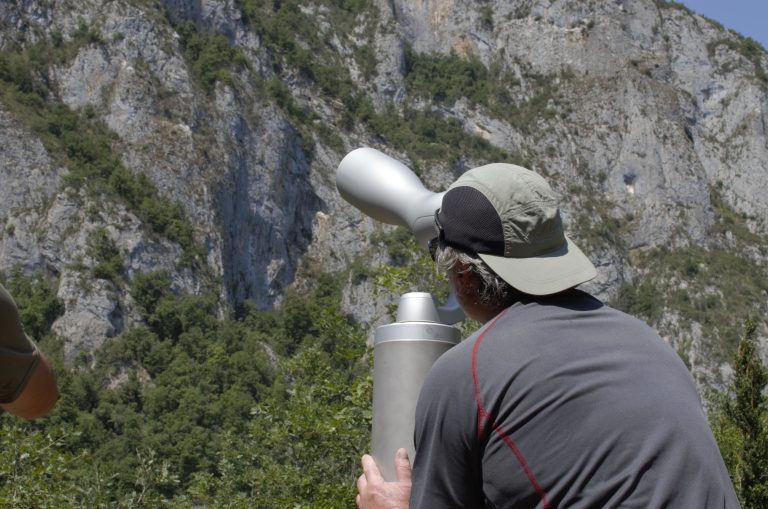 longue vue en face de la falaise