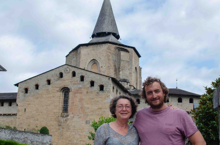 Mme Bayoumeu et M.Haurine devant l'église