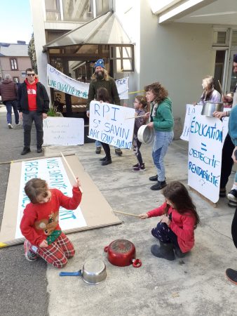 parents et élèves devant l'inspection académique