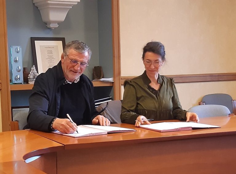 Louis Armary et Gaelle Vallin signe la convention