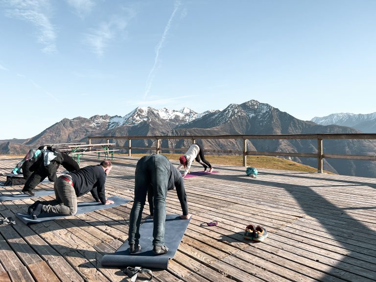 Yoga sur la terrasse du Snack Bar de Béderet