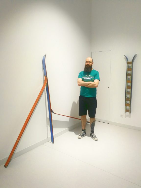 Jonathan Vincent devant les oeuvres du Hang'Art