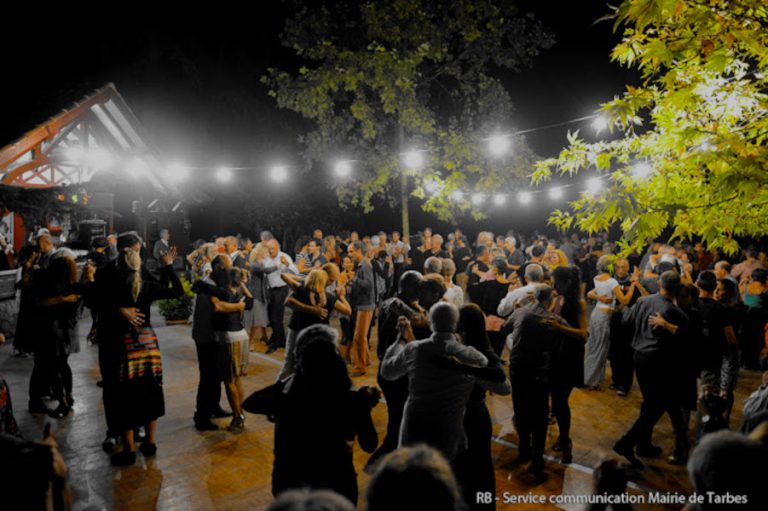 des danseurs de tango au jardin Massey de Tarbes