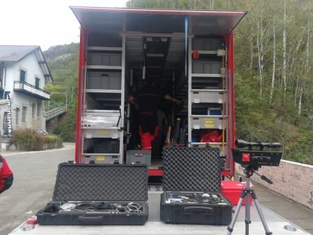 Intérieur du camion spécialisé sauvetage Déblaiement du centre de secours de Lourdes