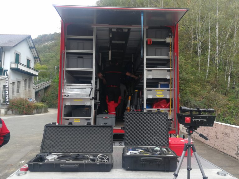 Intérieur du camion spécialisé sauvetage Déblaiement du centre de secours de Lourdes