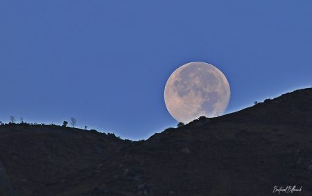 La lune vue des montagnes