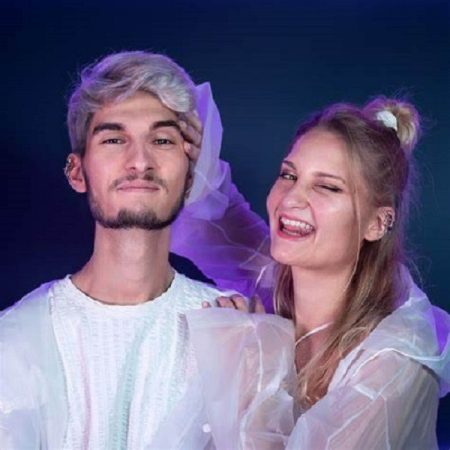 Les deux membres du groupe sont aussi frères et soeurs dans la vie