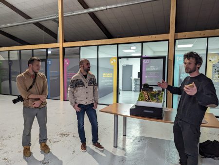 Trois des membres de l'association Viseta
