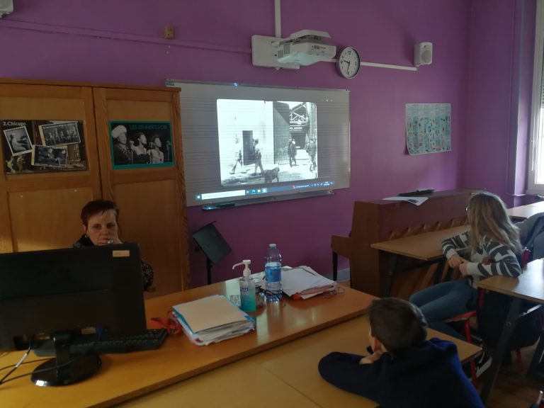 Les collégiens regardent un film dans une salle de cours