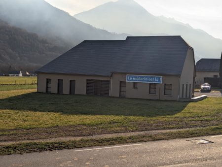 banderole : Le médecin est là!