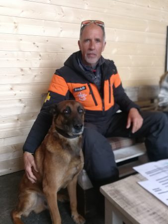Jean-Paul Bonzon, sauveteur d'avalanche et son chien pendant le plateau radio.