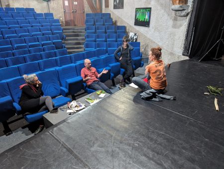la troupe en discussion