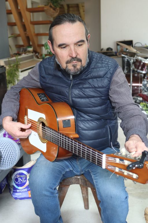 Ricardo Garcia jouant de la guitare