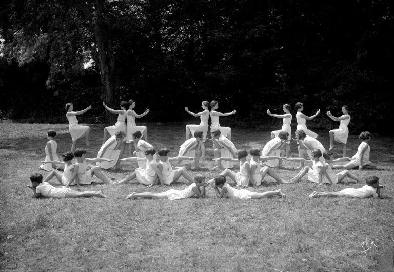 Des gymnastes dans une chorégraphie