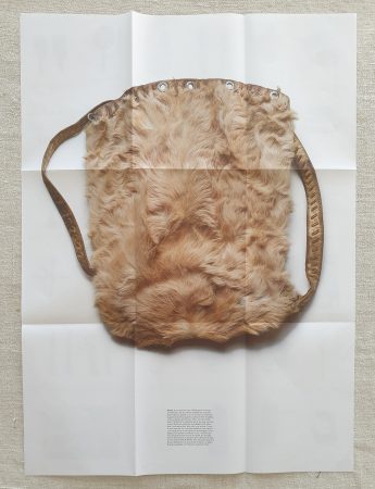 Un objet en fourrure et cuir issu de la collecte