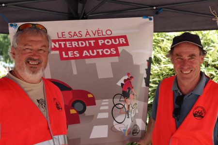 Photographie d'une affiche "Le sas à vélo - Interdit pour les autos"