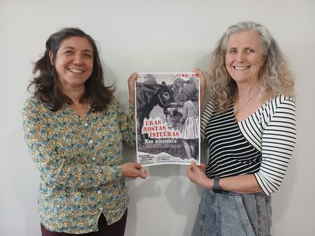 Photographie de Hélène Force et Manuelle Denisse, tenant l'affiche de l'évènement.