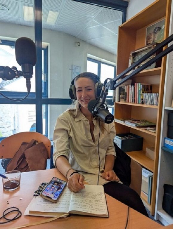 Photographie de Loïcia Megueddem en studio.