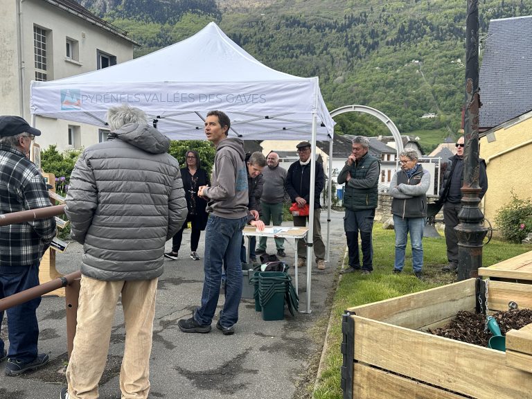 Photographie prise durant l'inauguration du composteur collectif, sur le jardin de la Maison du Parc national et de la Vallée à Luz.
