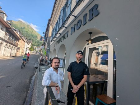 Rémi et Alex devant le resto 