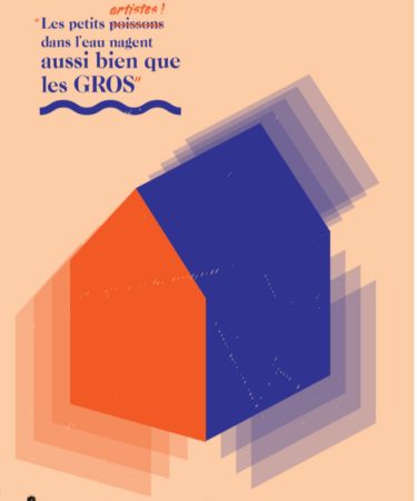 Illustration d'une maison orange et bleu sur fond orange clair. écrit : les petits poissons, barré, remplacé par artistes, dans l'eau nagent aussi bien que les gros