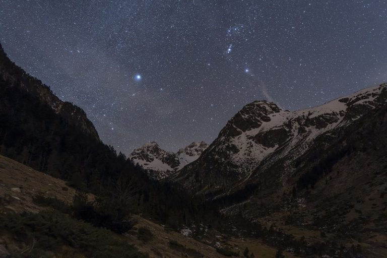 montagnes éclairées par des étoiles