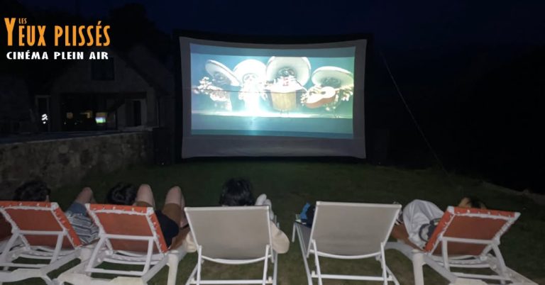 écran de cinéma avec transat en premier plan