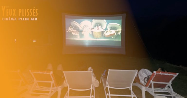 un écran et des transats pour regarder un film en plein air