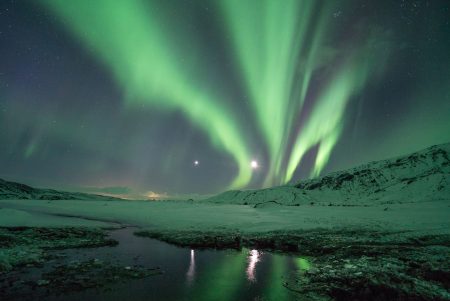 une aurore boréale sur les tons de vert