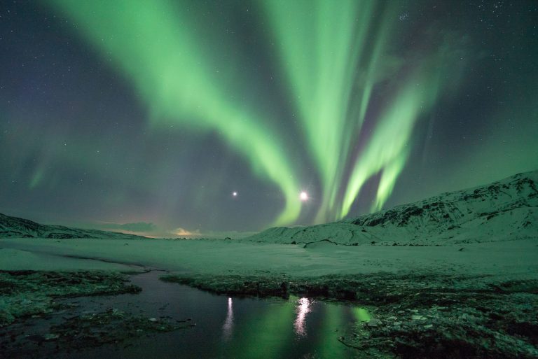 une aurore boréale sur les tons de vert