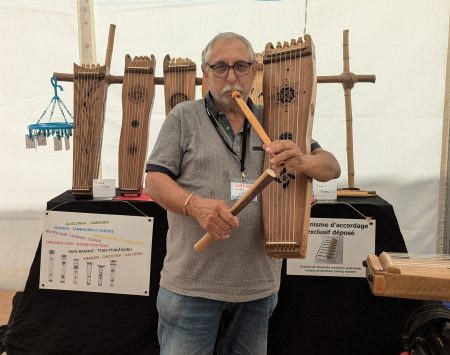 jean beaudoin joue du tambourin à corde