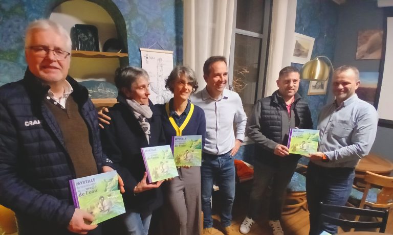 6 personnes dans un salon avec chacun un album d'illustrations de marmotte.