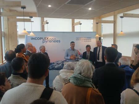 Conférence de presse avec l'affiche incoplex pyrénées et les représentants de la ville, agglo, région et état écoutant le fondateur de Inco 