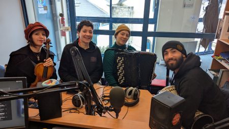 les 4 membre du groupe en studio