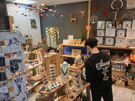 La boutique à l'intérieur et ses trésors de créations