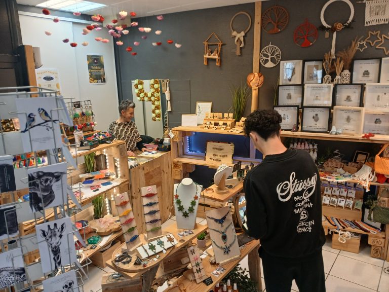 La boutique à l'intérieur et ses trésors de créations
