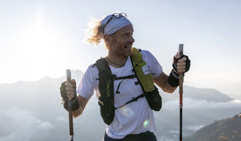 Un homme en montagne grimpant la montagne