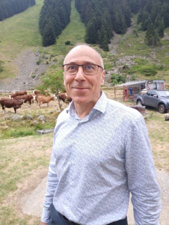 Portrait devant un paysage de montagne