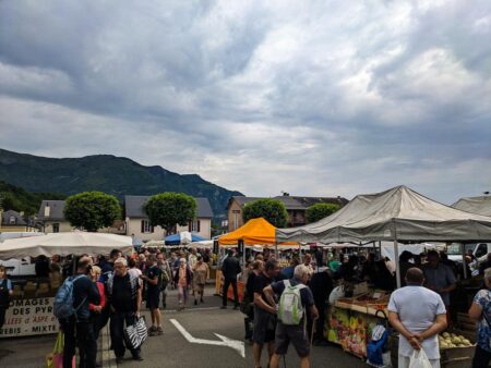 marché avec étals de légumes