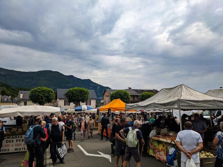 marché avec étals de légumes