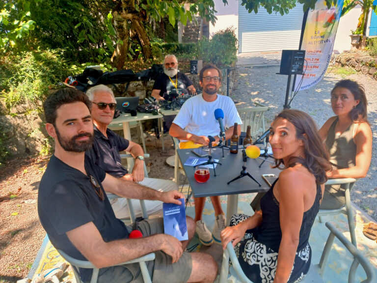 Participants au plateau radio de la maison de la montagne